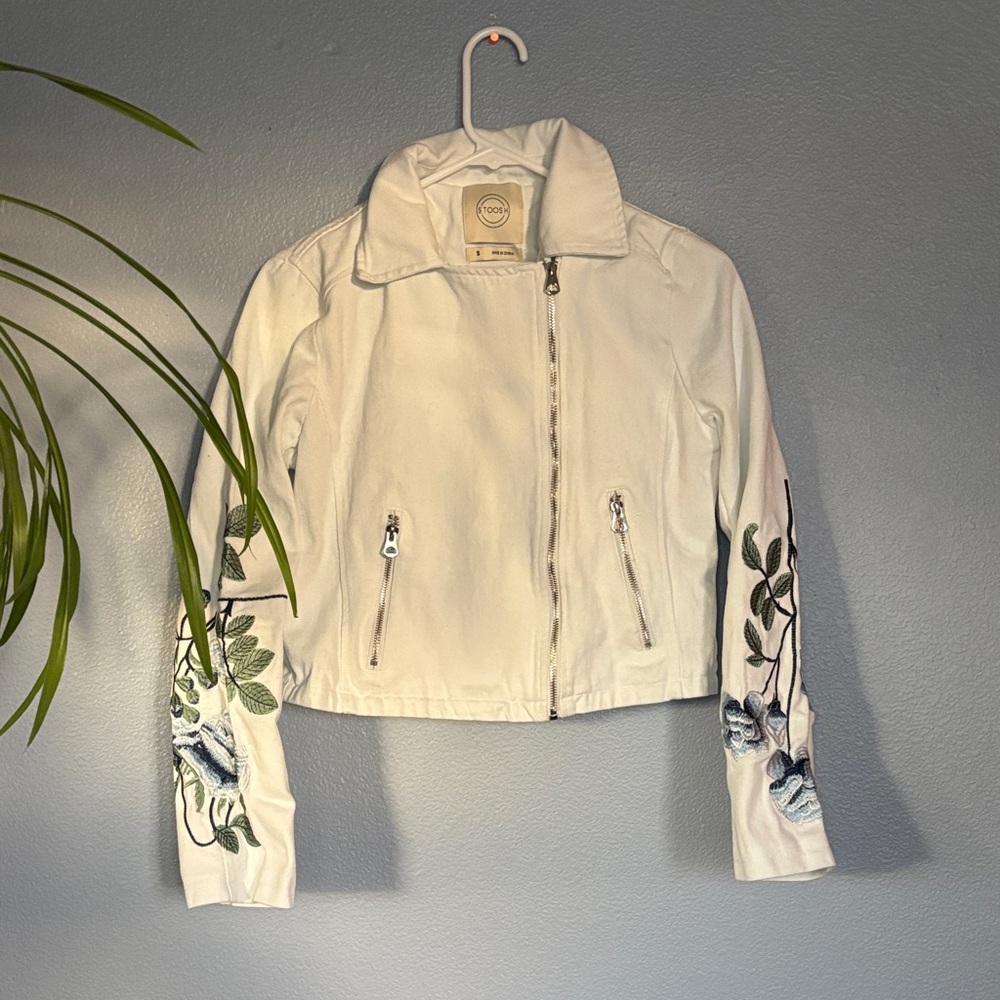 STOOSH White jean jacket. Beautiful detailed Blue floral embroidery. Size small - Picture 2 of 12